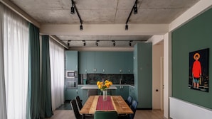 คอมฟอร์ทอพาร์ทเมนท์, 3 ห้องนอน, ระเบียง, วิวเมือง | บริเวณนั่งเล่น | ทีวีจอแบน