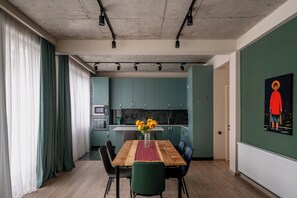 Comfort-huoneisto, 3 makuuhuonetta, lanai, kaupunkinäköala | Oleskelualue | Taulutelevisio