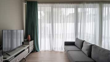 Comfort Apartment, 3 Bedrooms, Lanai, City View | Living area | Flat-screen TV