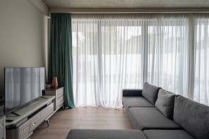 Comfort-huoneisto, 3 makuuhuonetta, lanai, kaupunkinäköala | Oleskelualue | Taulutelevisio