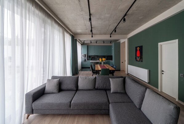 Appartamento Comfort, 3 camere da letto, lanai, vista città | Area soggiorno | TV a schermo piatto