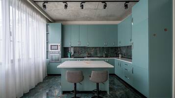 Comfort-Apartment, 3Â Schlafzimmer, Veranda, Stadtblick | Eigene KĂŒche