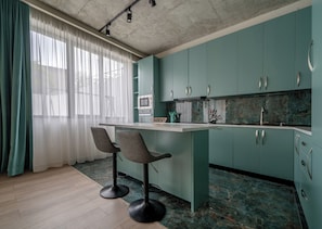 Comfort-huoneisto, 3 makuuhuonetta, lanai, kaupunkinäköala | Yksityinen keittiö | Vedenkeitin