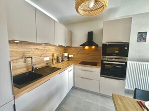 Fridge, microwave, oven, dishwasher - T3 apartment with balcony in Briançon (Briançon)