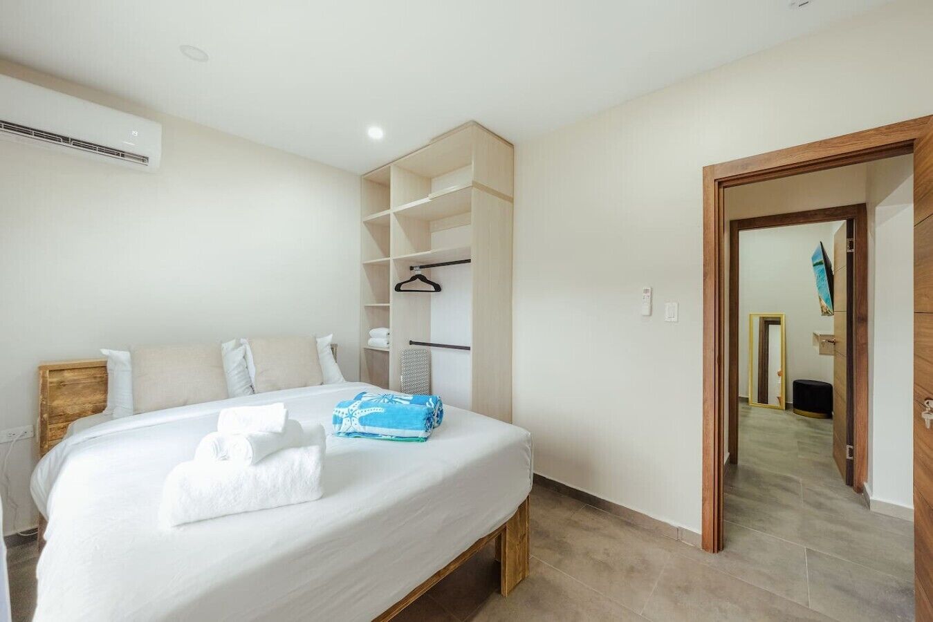 Tabla de planchar con plancha, wifi gratis y ropa de cama 
