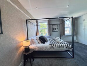 5 bedrooms, iron/ironing board, WiFi, bed sheets
