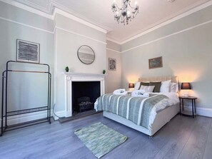 5 bedrooms, iron/ironing board, WiFi, bed sheets
