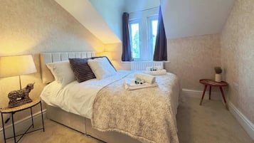 5 bedrooms, iron/ironing board, WiFi, bed sheets