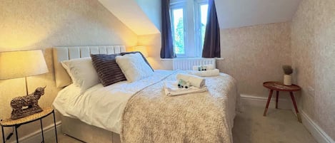 5 habitaciones, tabla de planchar con plancha, wifi y ropa de cama
