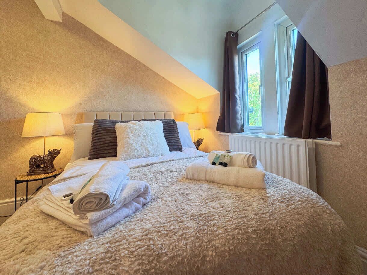 5 bedrooms, iron/ironing board, WiFi, bed sheets