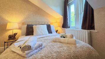 5 bedrooms, iron/ironing board, WiFi, bed sheets