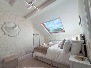 5 bedrooms, iron/ironing board, WiFi, bed sheets