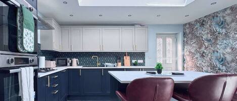 Kühlschrank, Mikrowelle, Herdplatte, Geschirrspüler