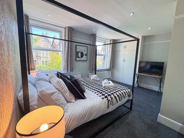 5 bedrooms, iron/ironing board, WiFi, bed sheets