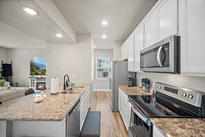 Kjøleskap, mikrobølgeovn, ovn og kokeplater