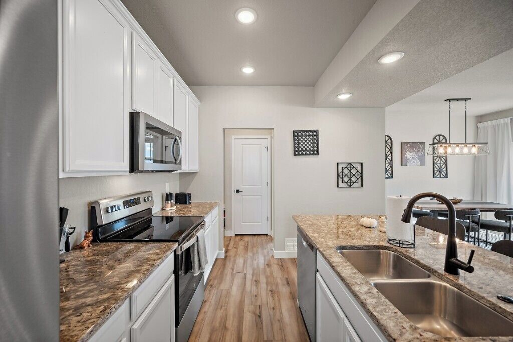 Køleskab, mikrobølgeovn, ovn, kogeplade