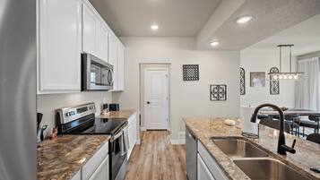 Køleskab, mikrobølgeovn, ovn, kogeplade