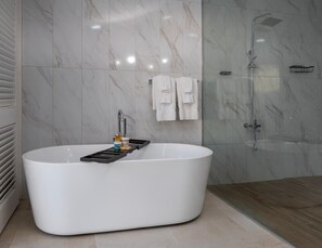 Een douche, een haardroger, handdoeken, zeep