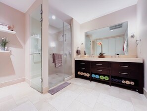 Shower, hair dryer, towels, soap - Elegant Beachside 1BR Loft in Puntarena (Río Hato)