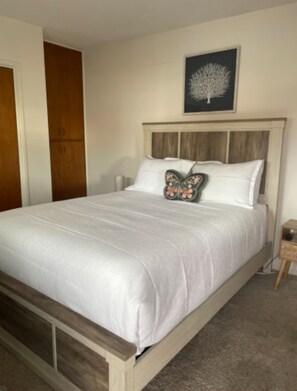 1 bedroom, WiFi, bed sheets - Cozy 1 bedroom with balcony, 6 minute walk to the beach (Santa Barbara)