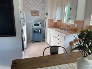 Private kitchen - Cozy 1 bedroom with balcony, 6 minute walk to the beach (Santa Barbara)
