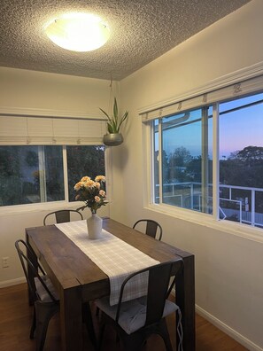 Dining - Cozy 1 bedroom with balcony, 6 minute walk to the beach (Santa Barbara)