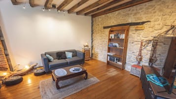 Fernseher, Kamin, Tischtennisplatte