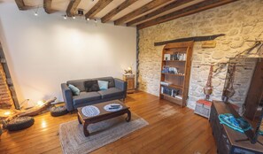 TV, fireplace, ping pong - Country House 'Moulin De Flaujague - Bordeaux' with Private Pool, Private Terrace and Wi-Fi (Bassanne)