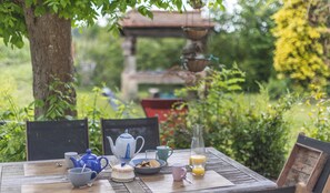 Outdoor dining - Country House 'Moulin De Flaujague - Bordeaux' with Private Pool, Private Terrace and Wi-Fi (Bassanne)