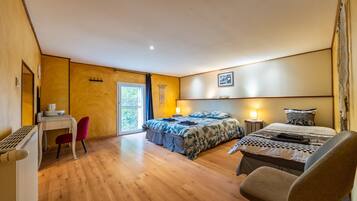 7 bedrooms, iron/ironing board, WiFi, bed sheets