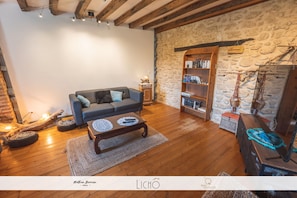 Una televisión, una chimenea, una mesa de tenis de mesa