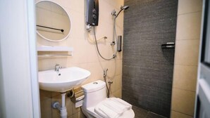 Ein Badezimmer mit Waschbecken, Toilette und Duschbereich.
