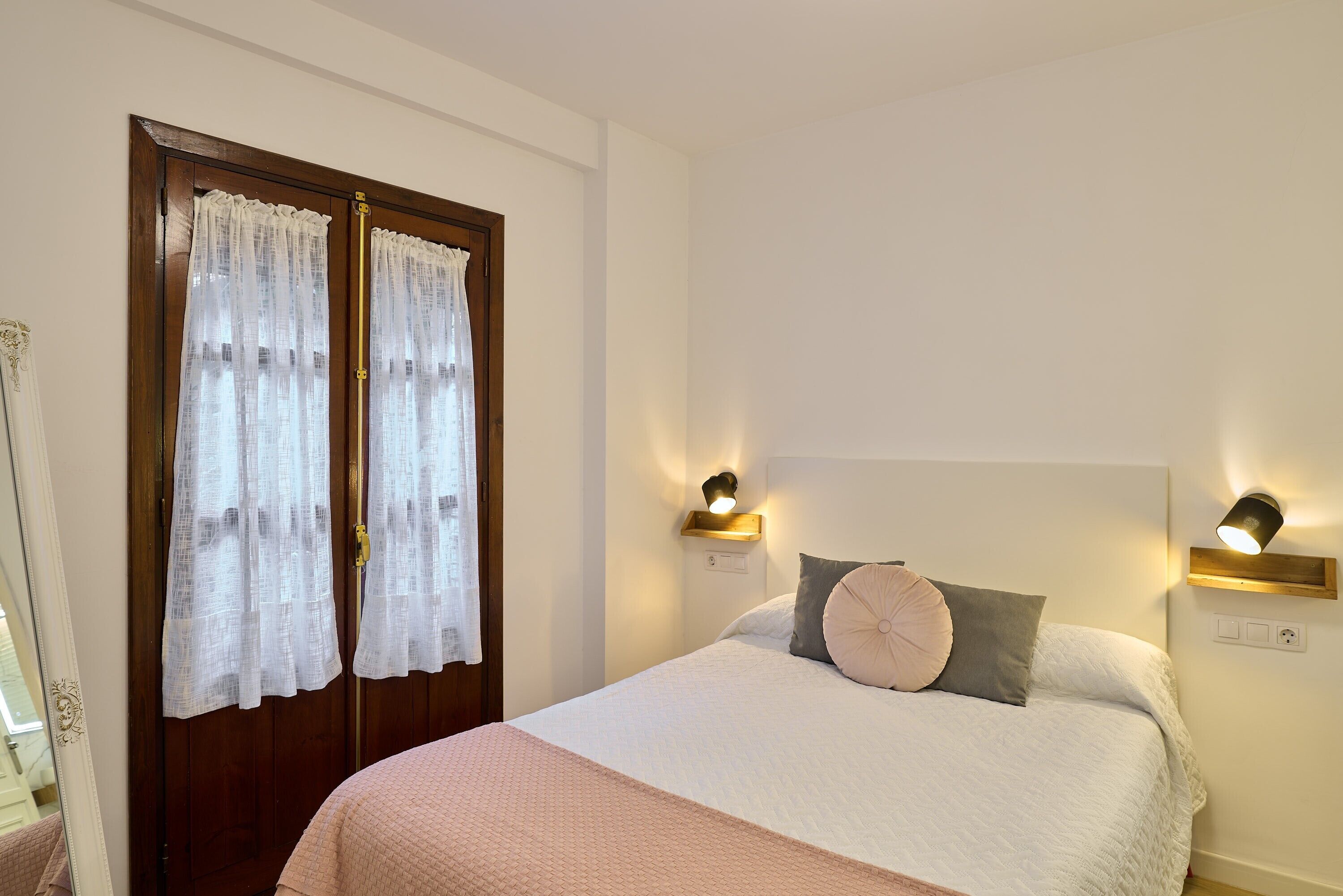 1 slaapkamer, een strijkplank/strijkijzer, wifi, beddengoed