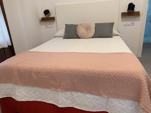 1 dormitori, planxa i posts de planxar, wifi i roba de llit 