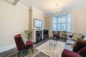 TV, offices - Large 4BR Home | 2 Baths, Windsor Castle Views (Windsor)