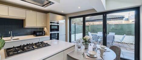 Køleskab, mikrobølgeovn, ovn, kogeplade