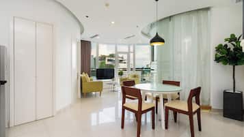 Luxe appartement, 2 slaapkamers, uitzicht op stad | Een strijkplank/strijkijzer, gratis wifi