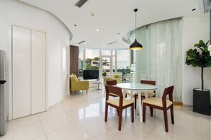 Luxe appartement, 2 slaapkamers, uitzicht op de stad | Een strijkplank/strijkijzer, gratis wifi