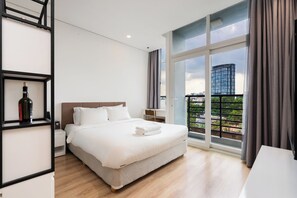 Luxe appartement, 1 kingsize bed, uitzicht op de stad | Een strijkplank/strijkijzer, gratis wifi