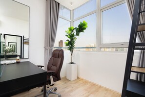Apartamento superluxo, 1 cama King, vista para a cidade | Ferros/tábuas de passar roupa, Wi-Fi de cortesia