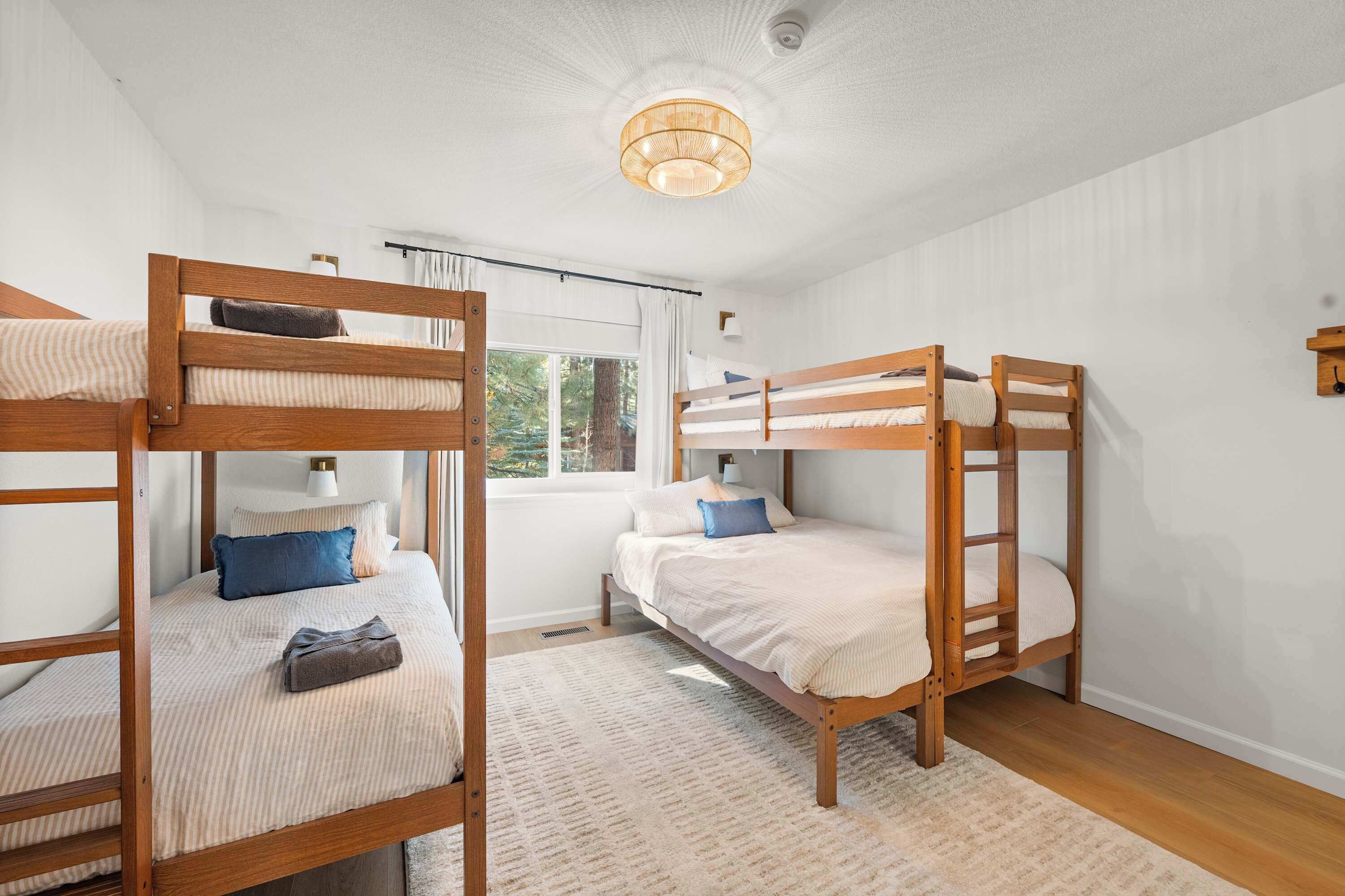 3 室のベッドルーム、デスク、旅行用ベビーベッド、WiFi