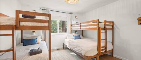 3 slaapkamers, een bureau, reisbedje, wifi