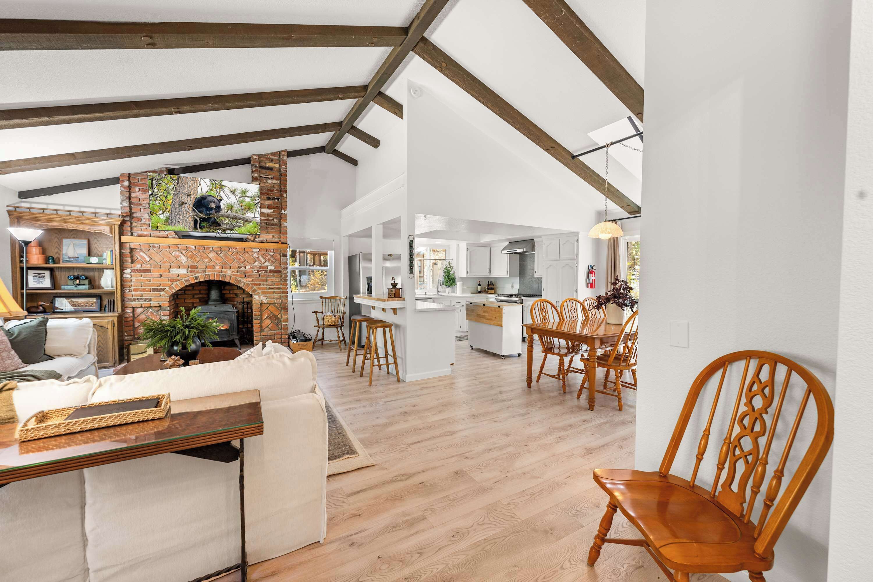 Televisión, chimenea, libros, oficina