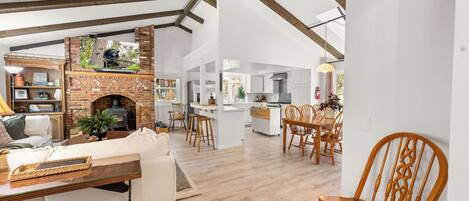 Una televisión, una chimenea, una oficina