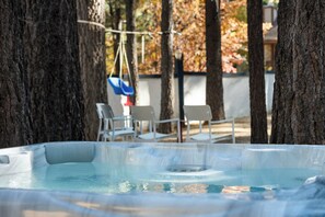 Outdoor spa tub - Aspen Sage Retreat Central Spa Game room (Big Bear Lake)