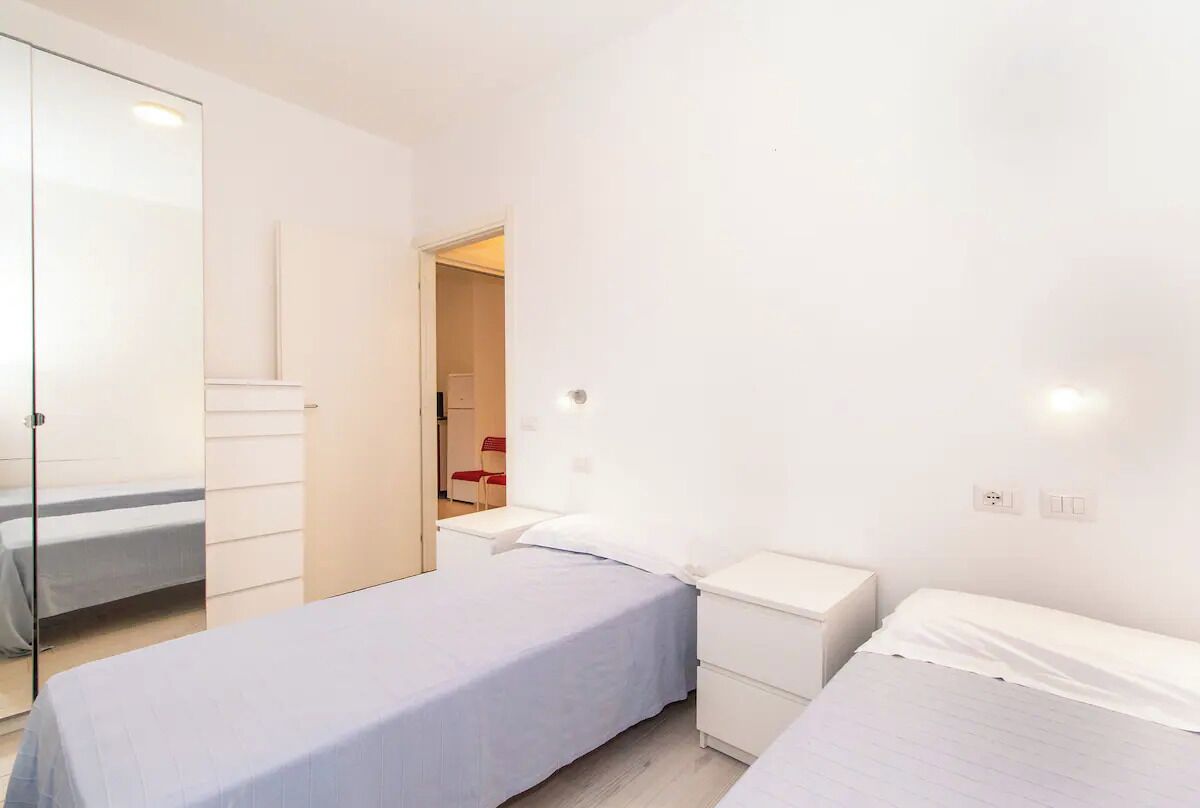 Departamento, 2 habitaciones, regadera para personas con discapacidad, vista al mar | Espacio para trabajar con laptop y tabla de planchar con plancha 
