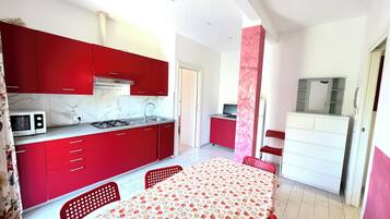 Apartment, 2 Bedrooms, Roll-in Shower, Sea View | Private kitchen
