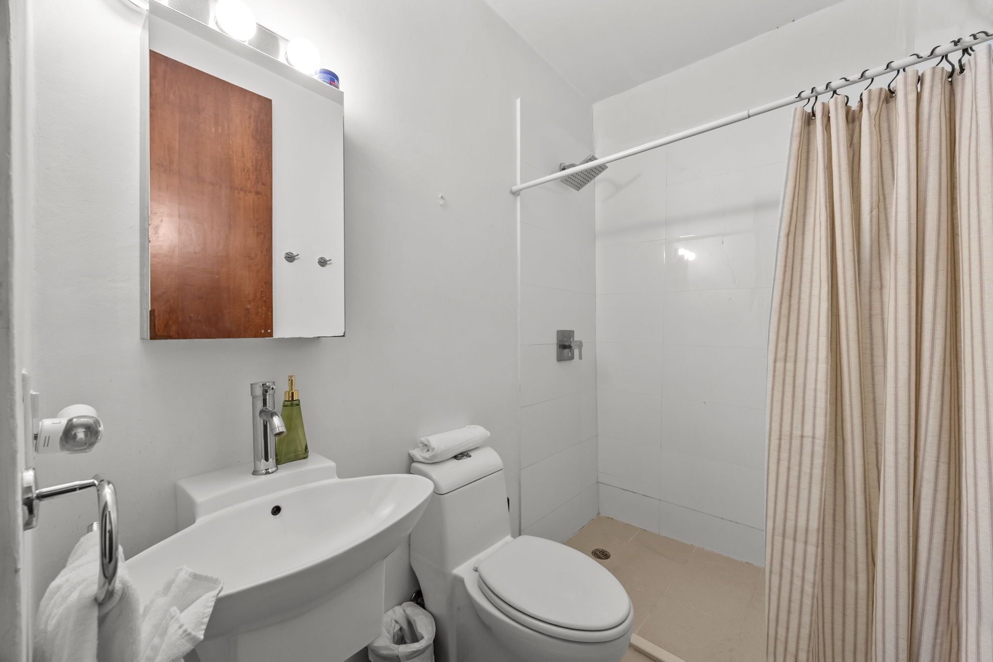 Ein Badezimmer mit Waschbecken, Toilette und Dusche.