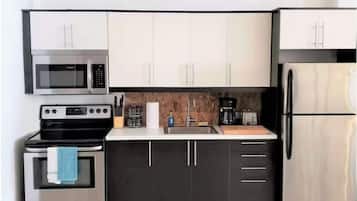 Familie appartement, keuken | Privékeuken | Een koelkast, een magnetron, een kookplaat, kookgerei, borden en bestek