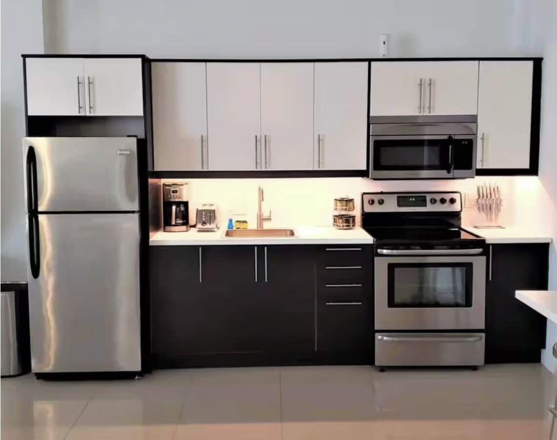 Comfort Apartment, Kitchen | Private kitchen | Fridge, microwave, stovetop, cookware/dishes/utensils